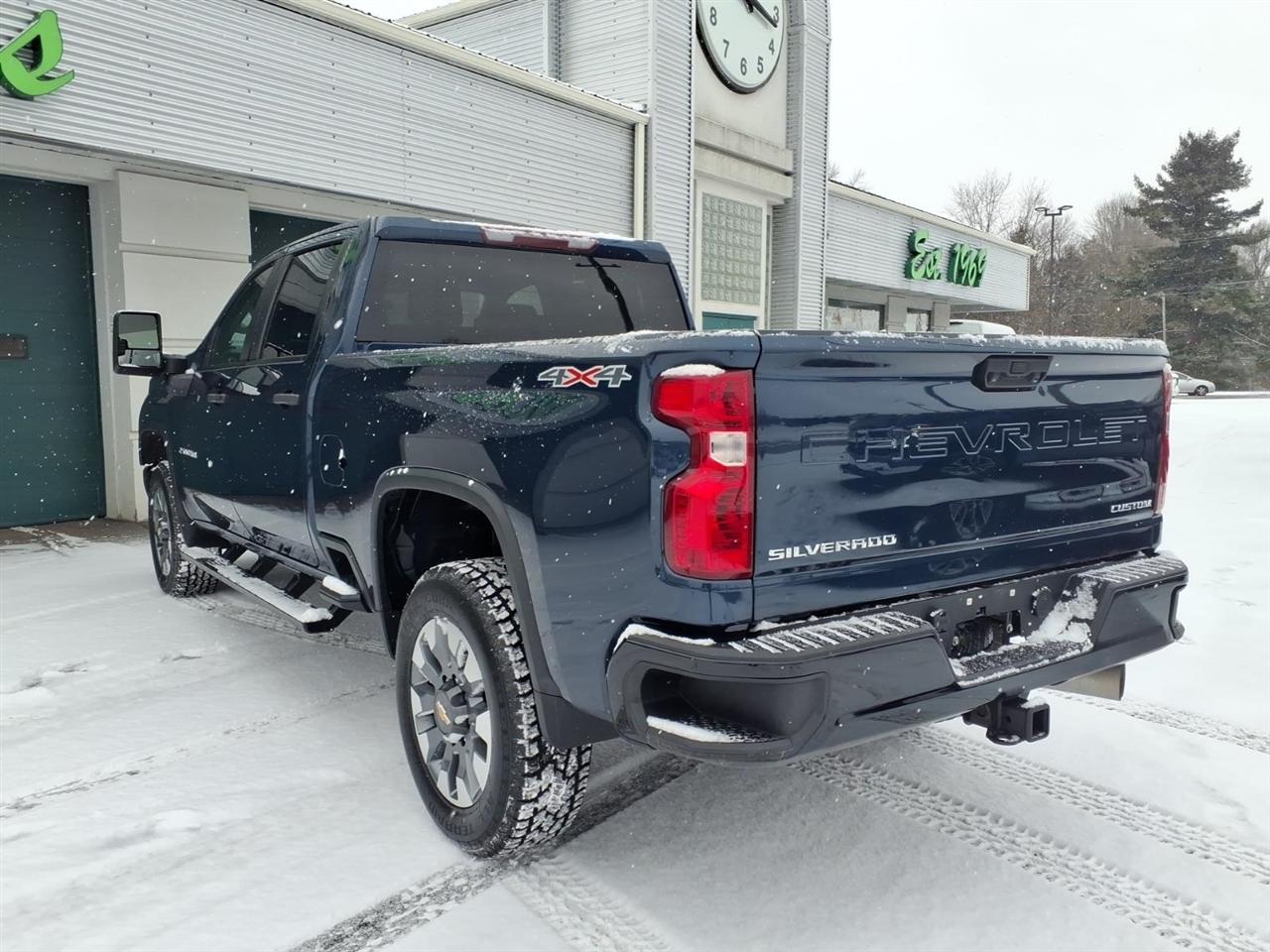 Chevrolet Silverado 2500HD 4WD Crew Cab 159" Custom 2022