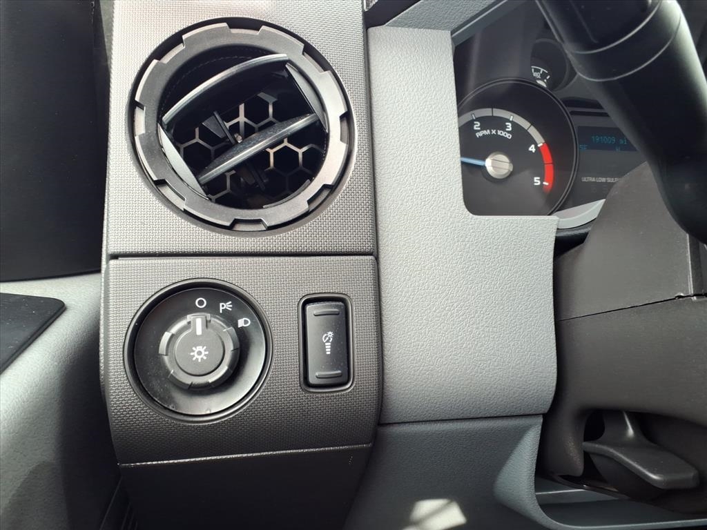 Ford Super Duty F-450 DRW 2WD Reg Cab 201" WB 120" CA XL 2016