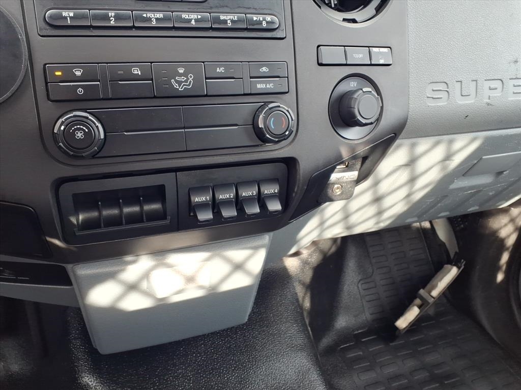 Ford Super Duty F-450 DRW 2WD Reg Cab 201" WB 120" CA XL 2016