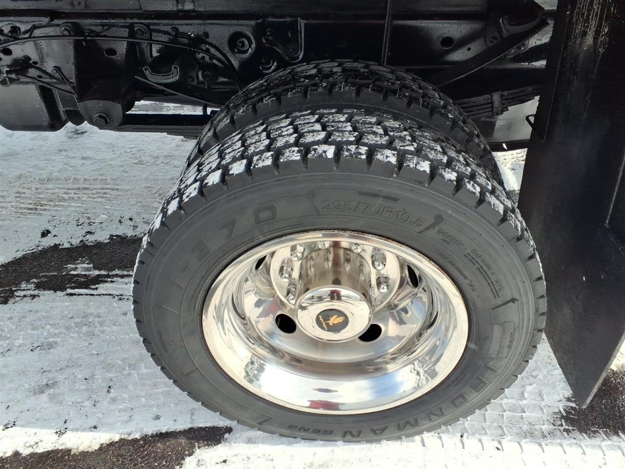 Ford Super Duty F-450 DRW 2WD Reg Cab 201" WB 120" CA XL 2016