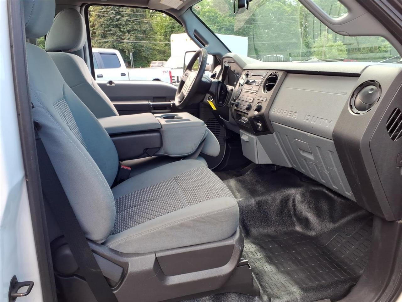 Ford Super Duty F-450 DRW 2WD Reg Cab 201" WB 120" CA XL 2016