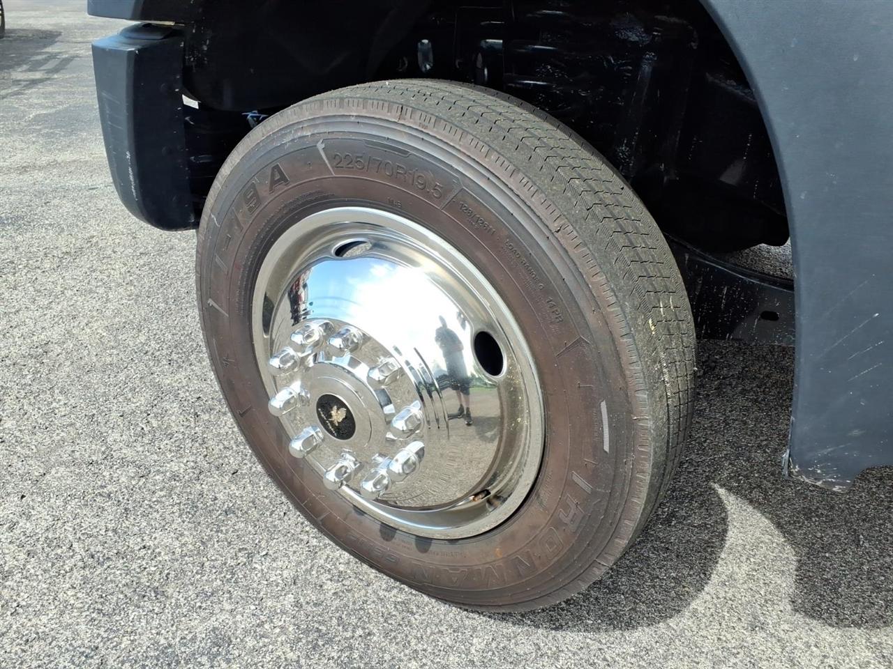 Ford Super Duty F-450 DRW 2WD Reg Cab 201" WB 120" CA XL 2016