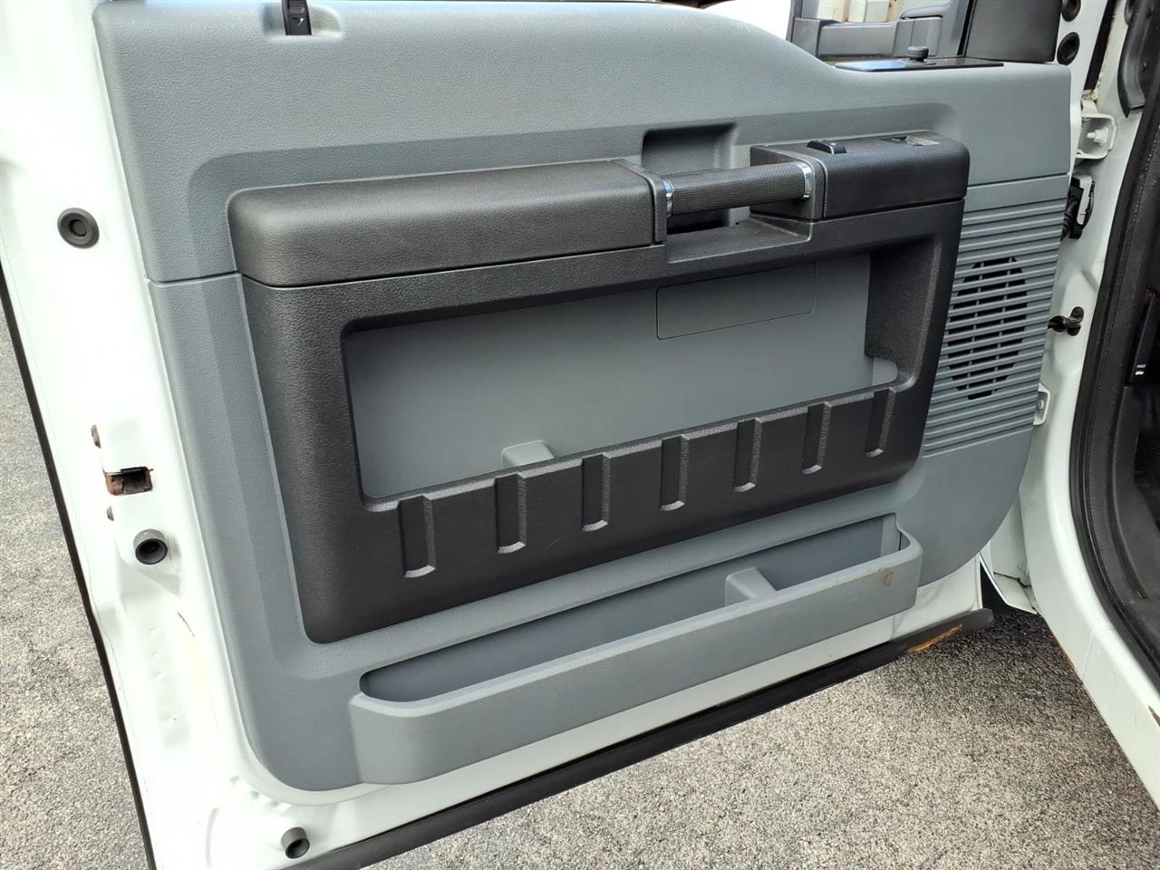 Ford Super Duty F-450 DRW 2WD Reg Cab 201" WB 120" CA XL 2016