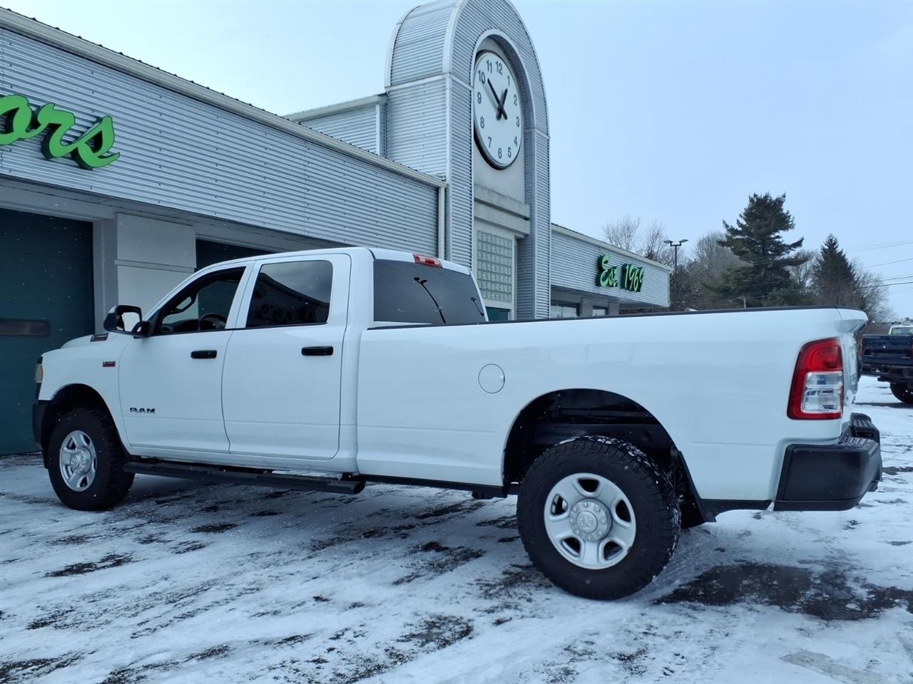 RAM 2500 Tradesman 4x4 Crew Cab 8' Box 2022