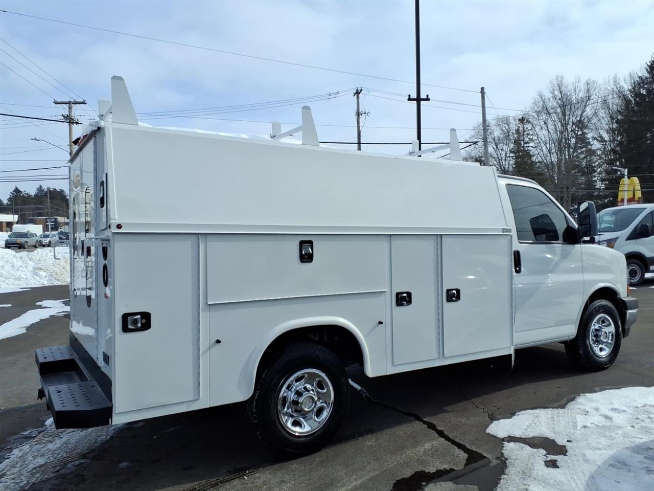 Chevrolet Express Commercial Cutaway 3500 Van 139" 2017