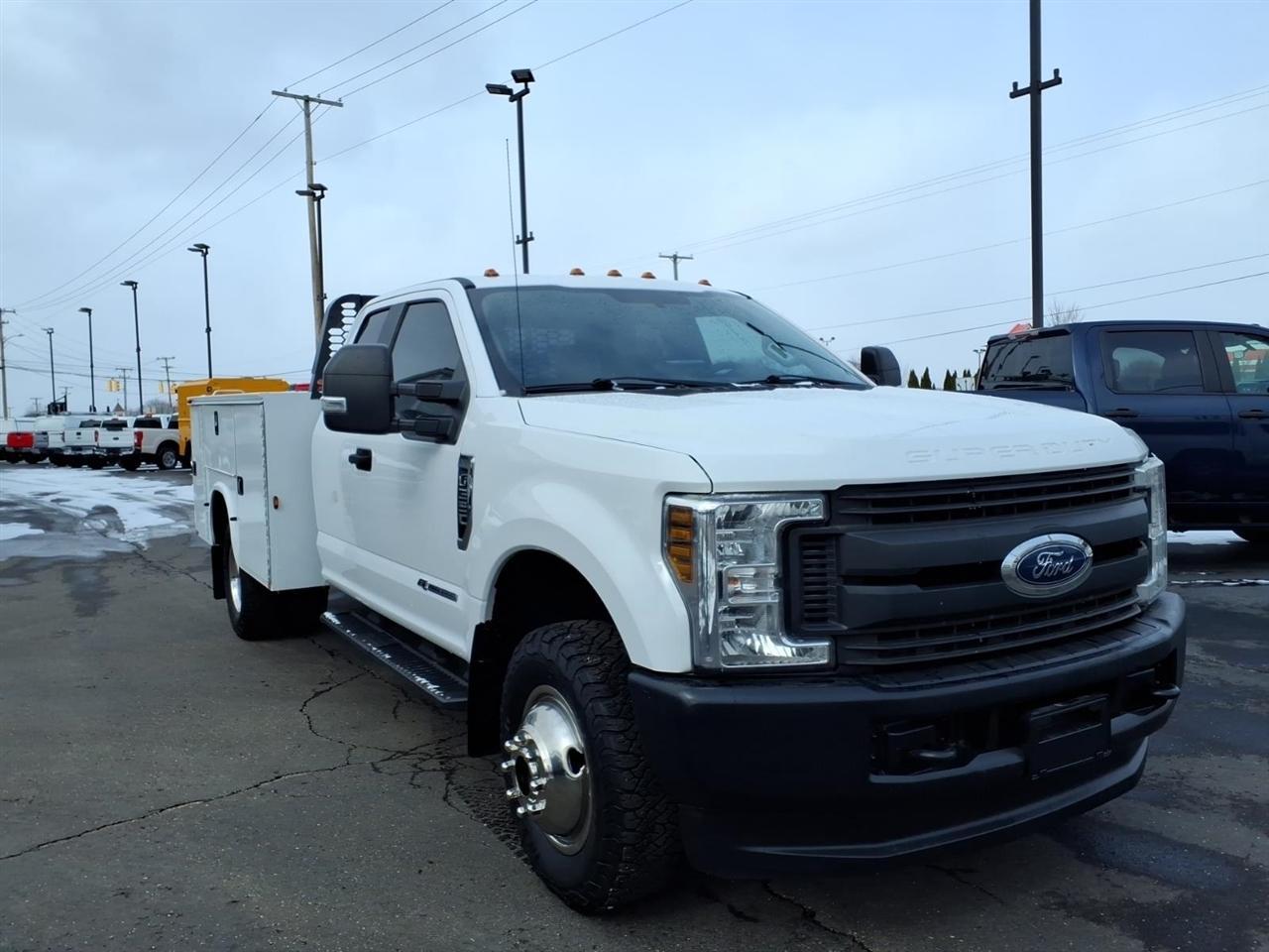 Ford Super Duty F-350 DRW Lariat 4WD SuperCab 168" WB 60" CA 2019