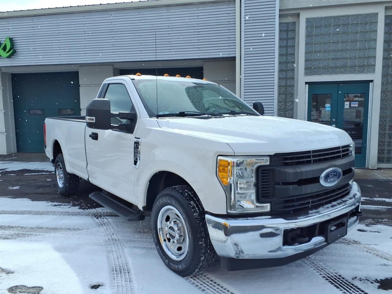 Ford Super Duty F-250 SRW XLT 2WD Reg Cab 8' Box 2017