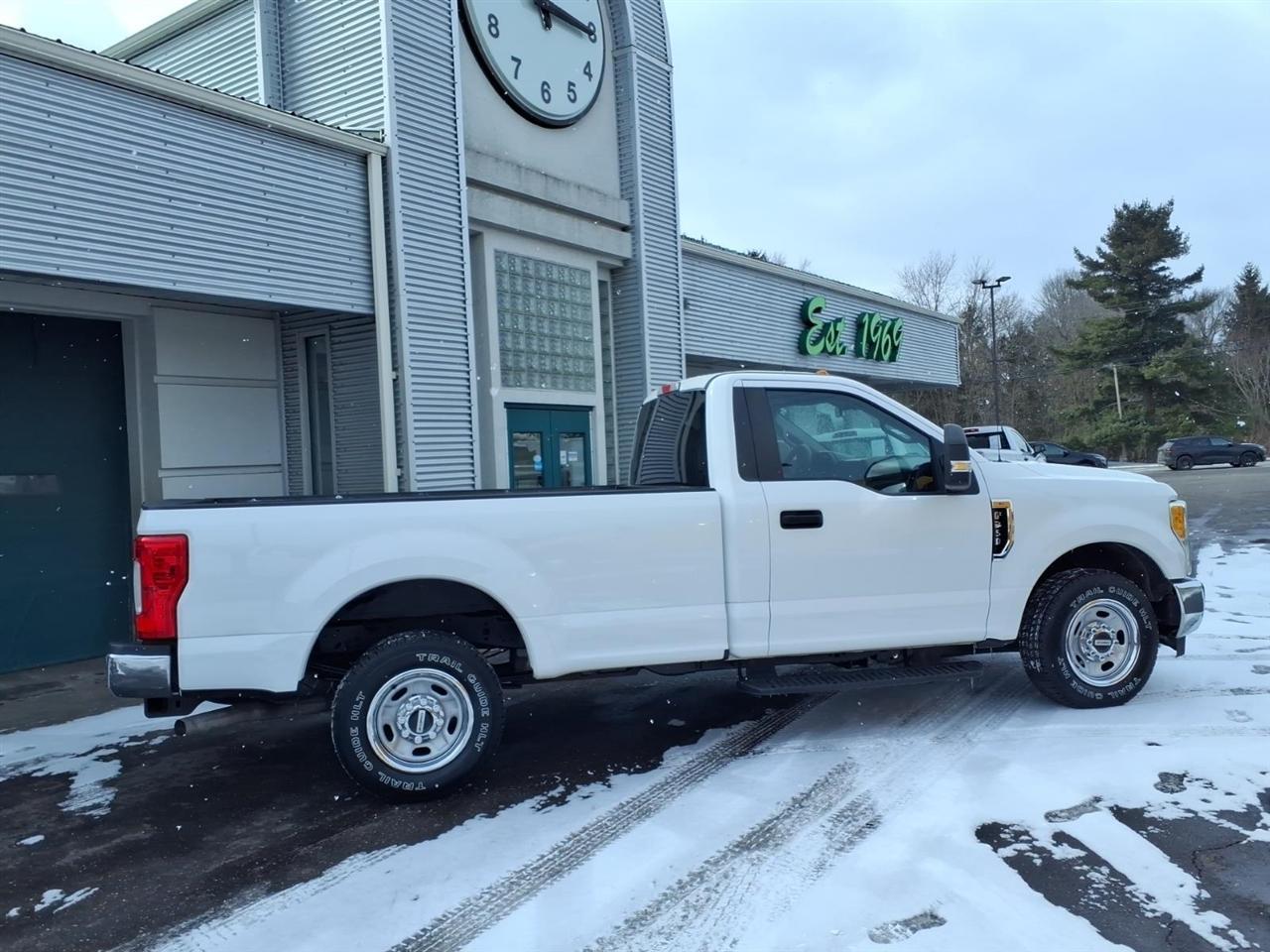 Ford Super Duty F-250 SRW XLT 2WD Reg Cab 8' Box 2017