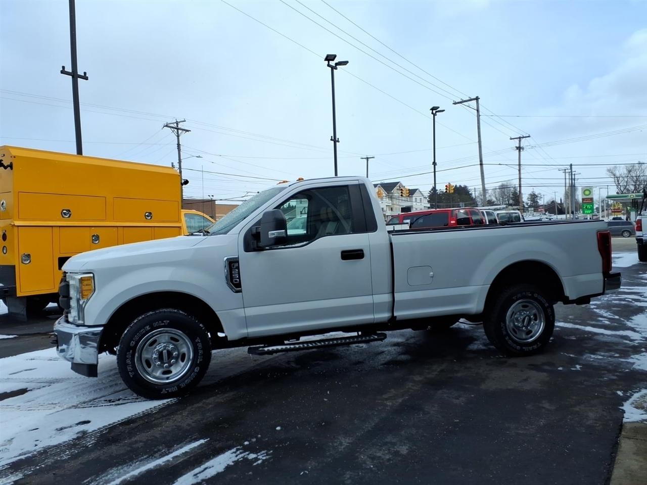 Ford Super Duty F-250 SRW XLT 2WD Reg Cab 8' Box 2017
