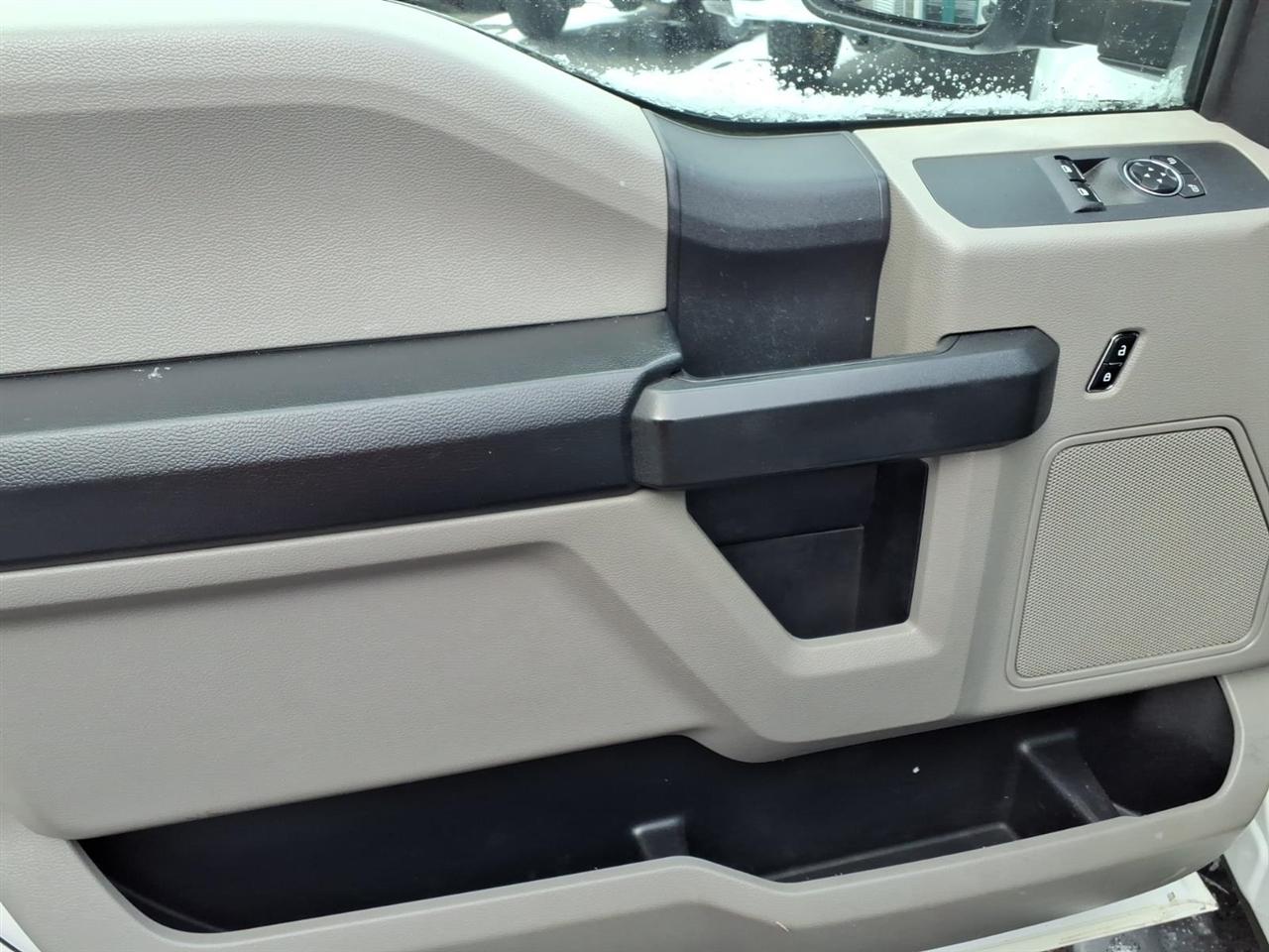 Ford Super Duty F-250 SRW XLT 2WD Reg Cab 8' Box 2017