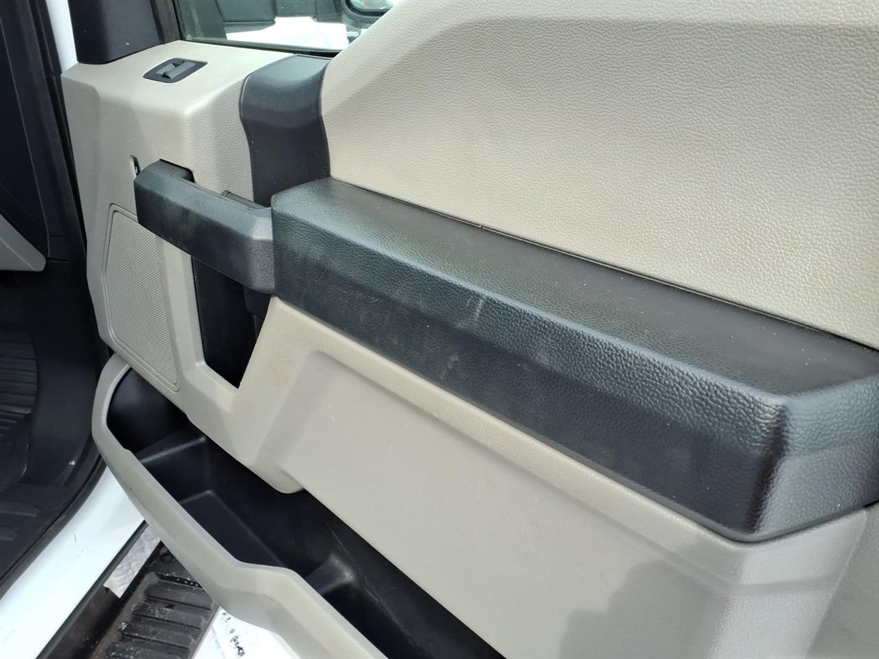 Ford Super Duty F-250 SRW XLT 2WD Reg Cab 8' Box 2017