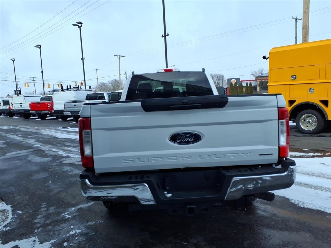 Ford Super Duty F-250 SRW XL 2WD Reg Cab 8' Box 2017