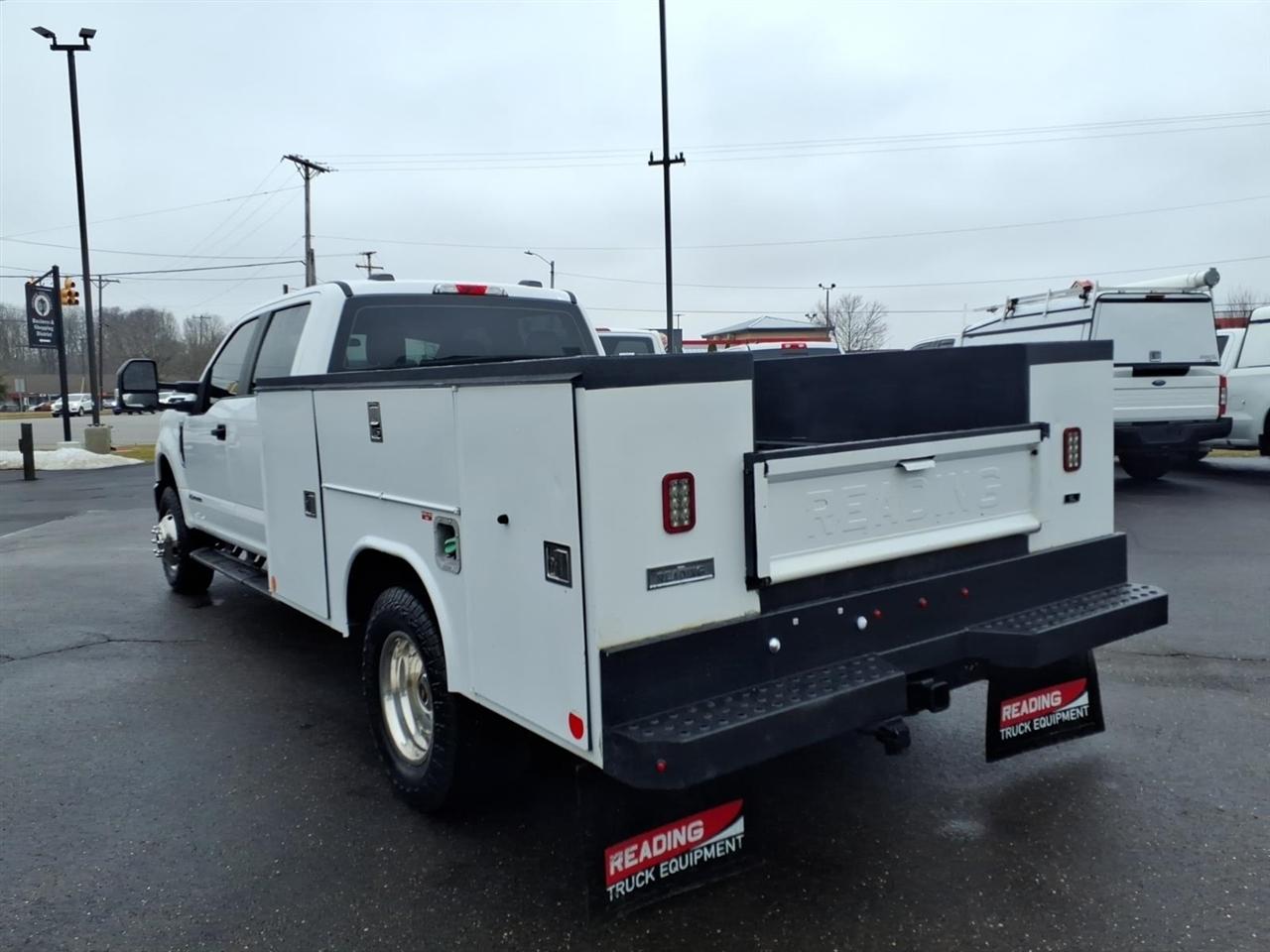 Ford Super Duty F-350 DRW Lariat 4WD Crew Cab 179" WB 60" CA 2020