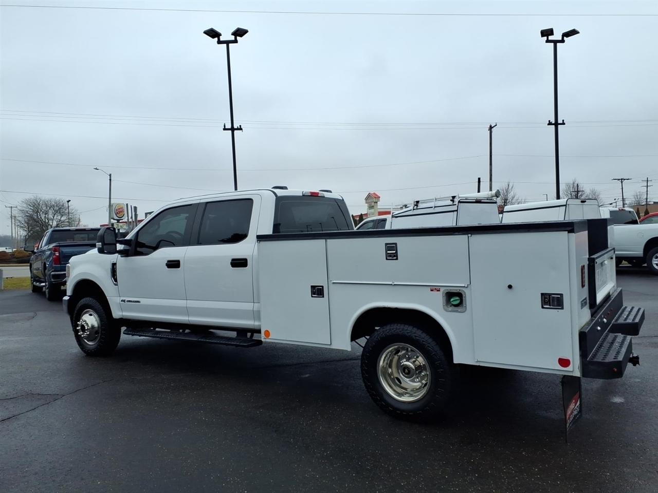Ford Super Duty F-350 DRW Lariat 4WD Crew Cab 179" WB 60" CA 2020