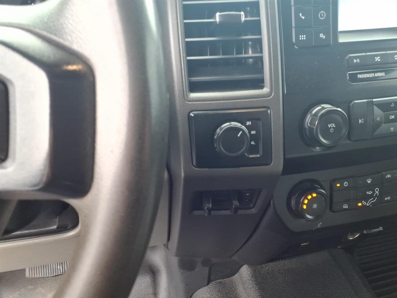 Ford Super Duty F-350 DRW Lariat 4WD Crew Cab 179" WB 60" CA 2020