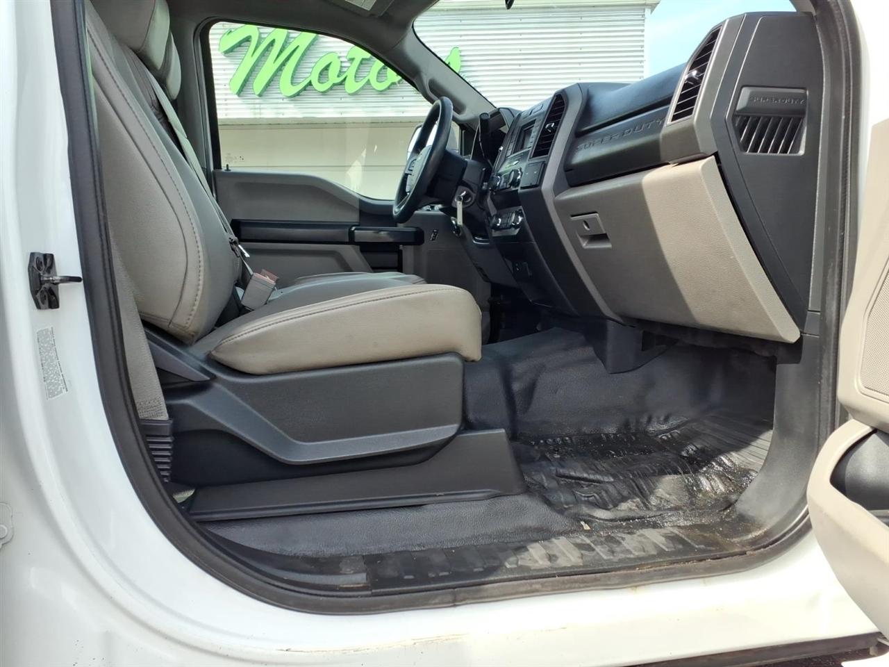 Ford Super Duty F-550 DRW XL 4WD Crew Cab 179" WB 60" CA 2019