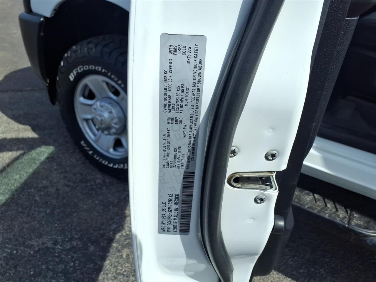 RAM 2500 Tradesman 4x4 Crew Cab 8' Box 2021