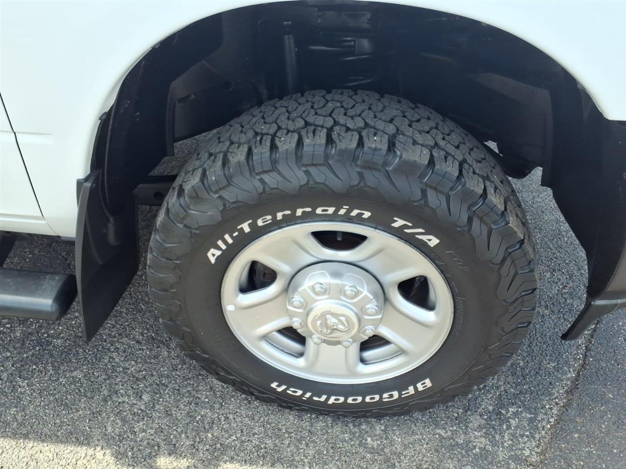 RAM 2500 Tradesman 4x4 Crew Cab 8' Box 2021