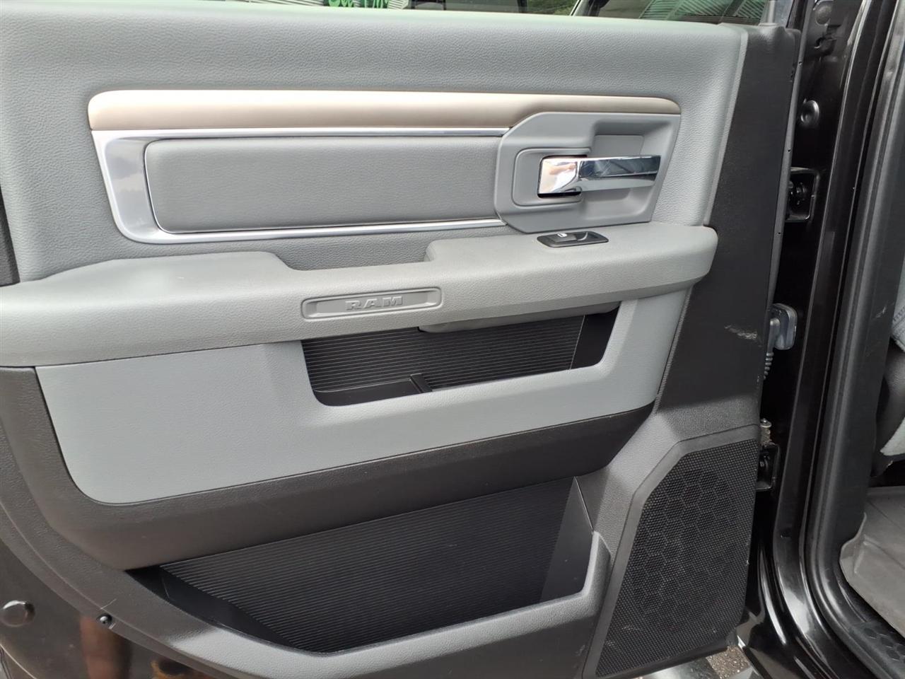 RAM 2500 Big Horn 4x4 Crew Cab 6'4" Box 2017