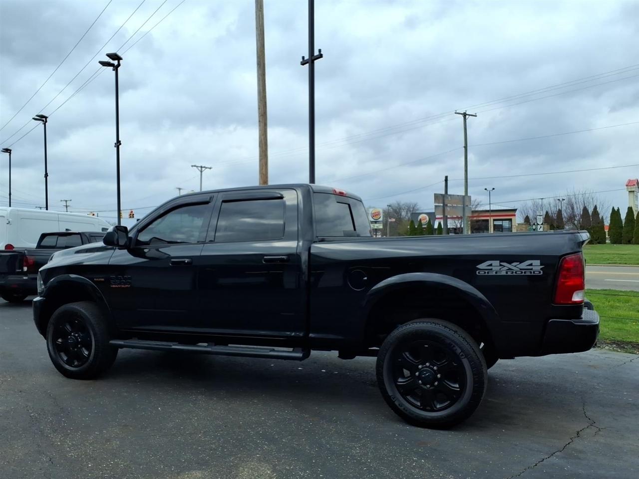 RAM 2500 Big Horn 4x4 Crew Cab 6'4" Box 2017