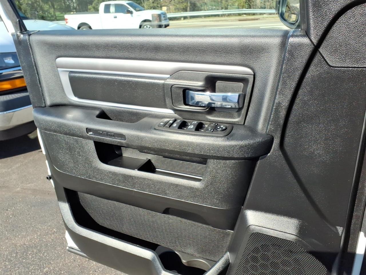 RAM 1500 Classic Warlock 4x4 Crew Cab 5'7" Box 2022