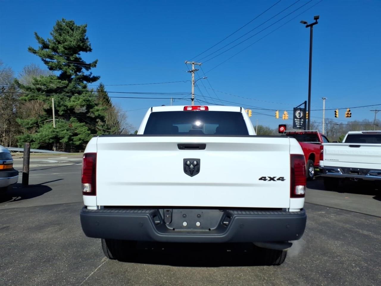 RAM 1500 Classic Warlock 4x4 Crew Cab 5'7" Box 2022