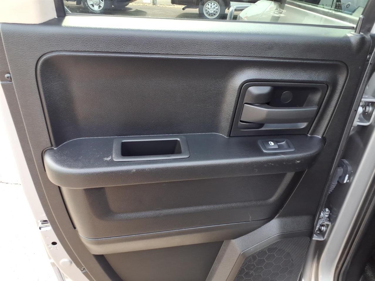 RAM 1500 Classic Tradesman 4x4 Quad Cab 6'4" Box 2023