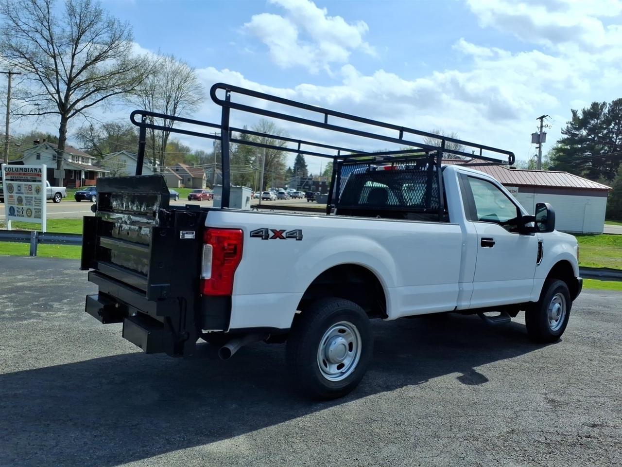 Ford Super Duty F-350 SRW XLT 4WD Reg Cab 8' Box 2017