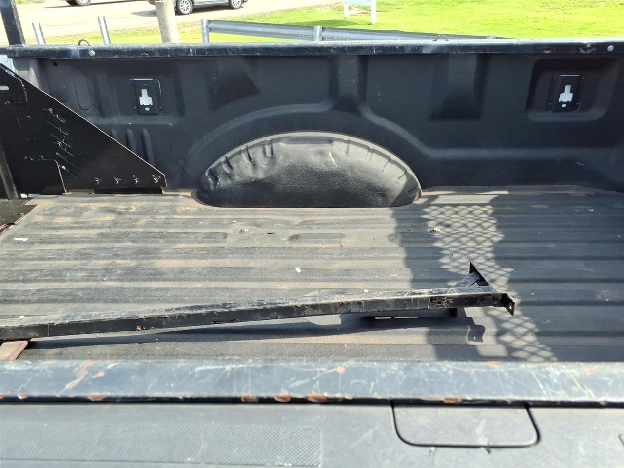 Ford Super Duty F-350 SRW XLT 4WD Reg Cab 8' Box 2017