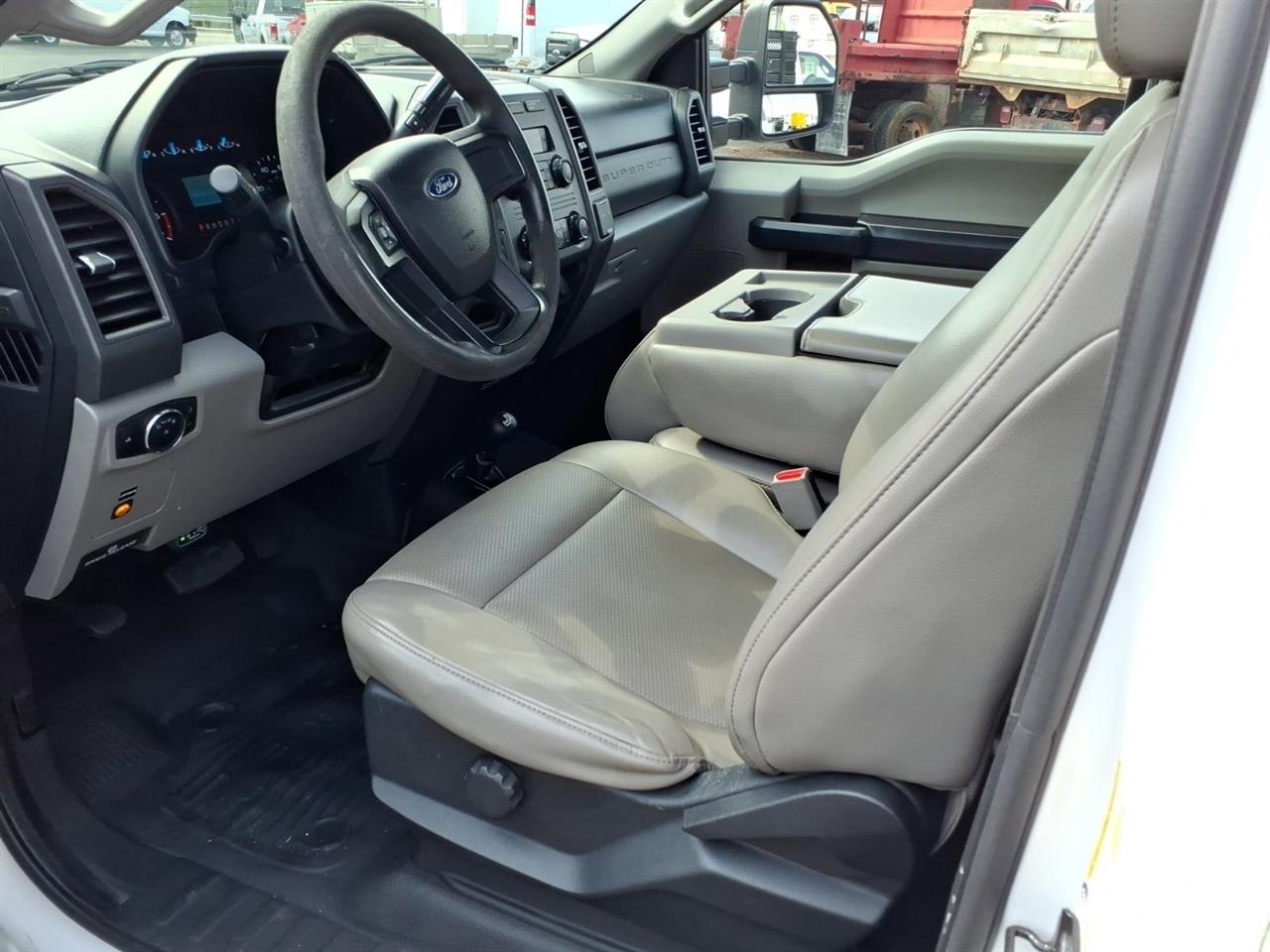 Ford Super Duty F-350 SRW XLT 4WD Reg Cab 8' Box 2017