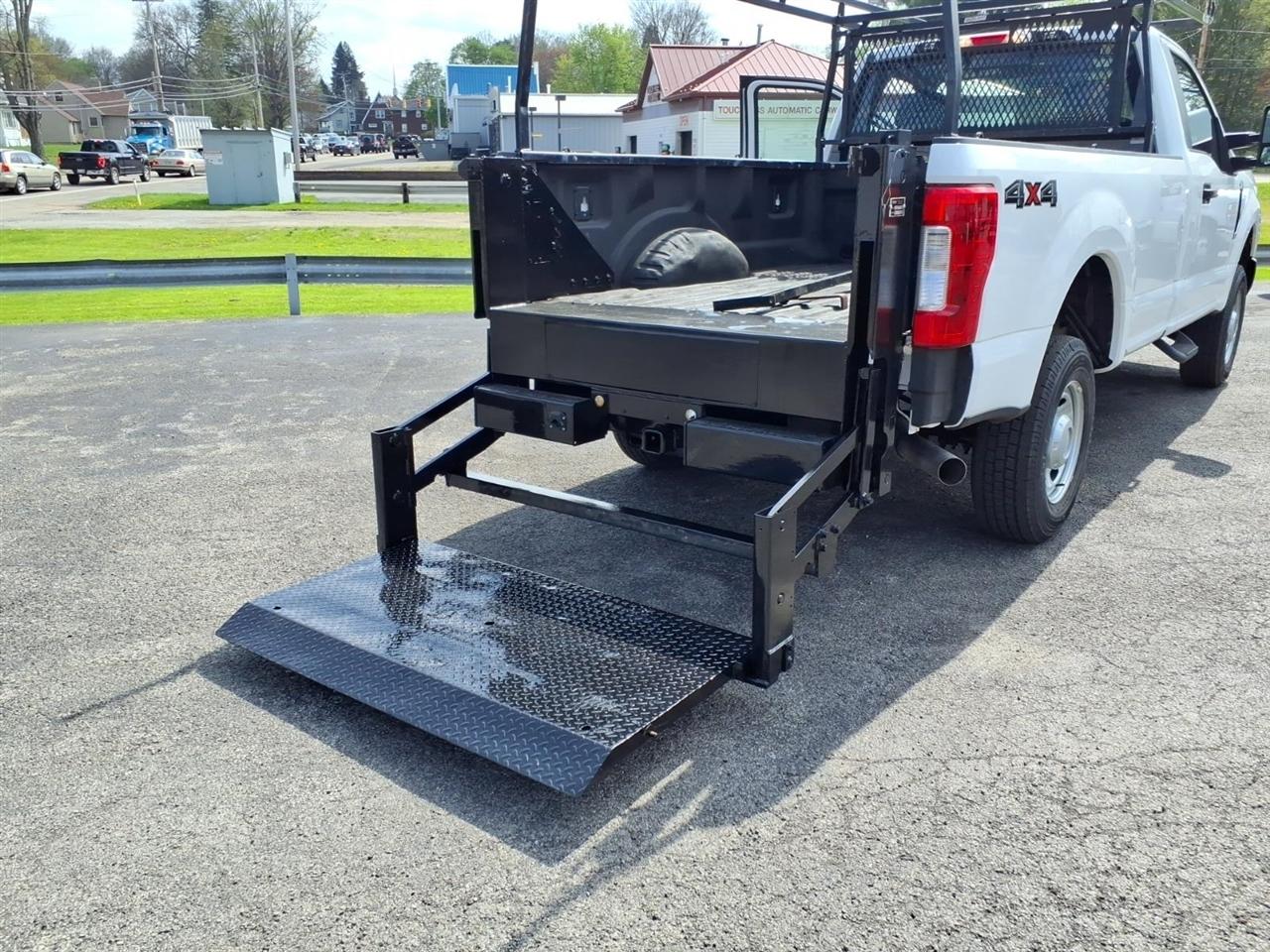 Ford Super Duty F-350 SRW XLT 4WD Reg Cab 8' Box 2017