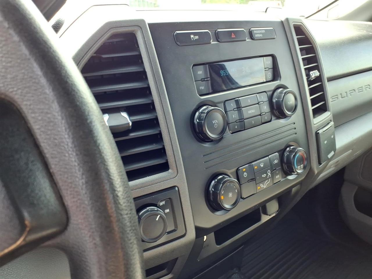 Ford Super Duty F-350 SRW XLT 4WD Reg Cab 8' Box 2017