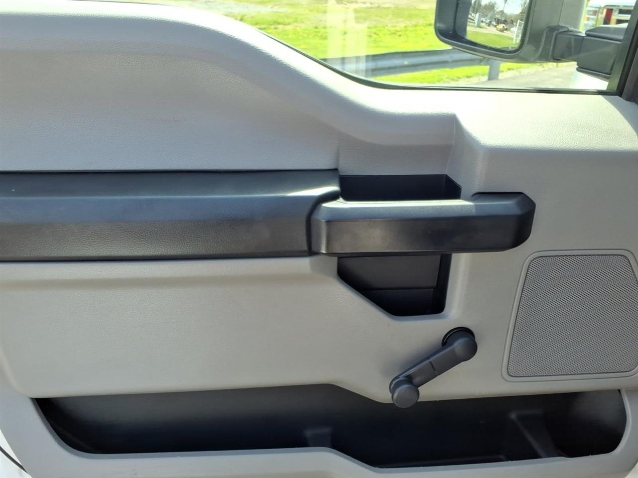 Ford Super Duty F-350 SRW XL 4WD Reg Cab 8' Box 2017