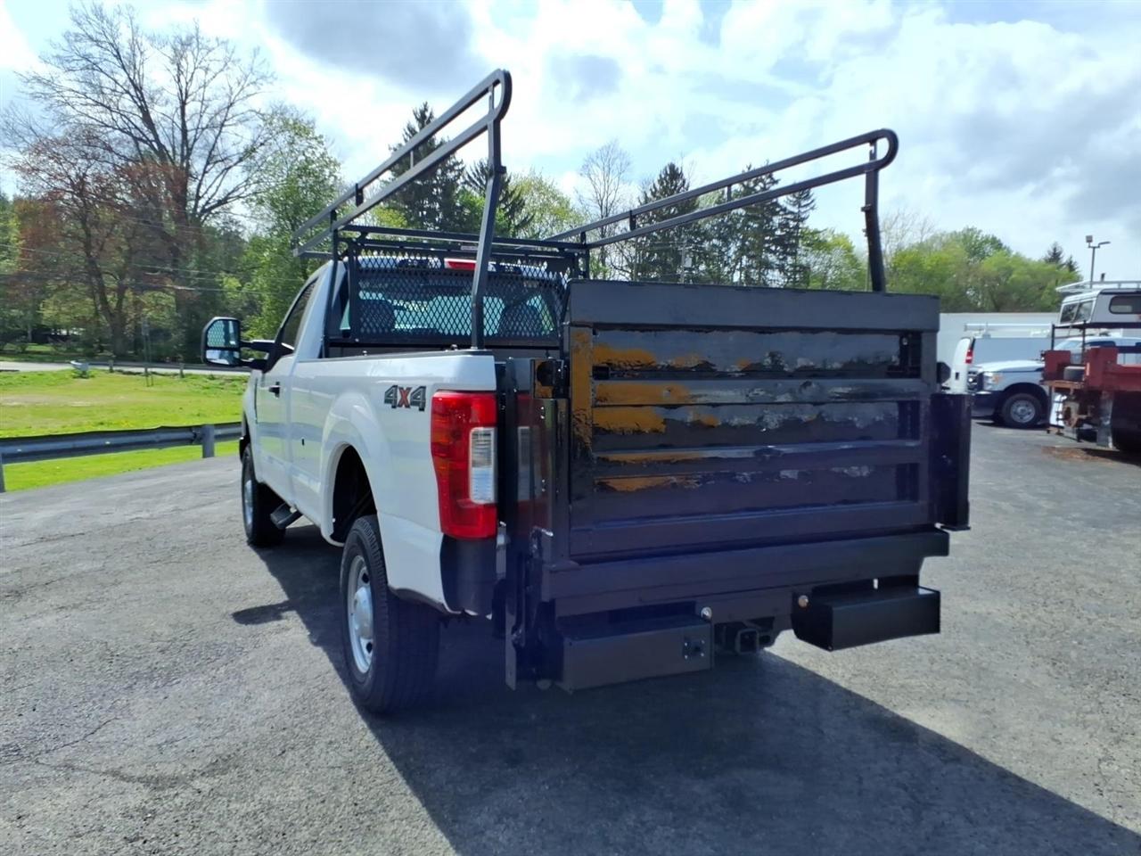 Ford Super Duty F-350 SRW XL 4WD Reg Cab 8' Box 2017