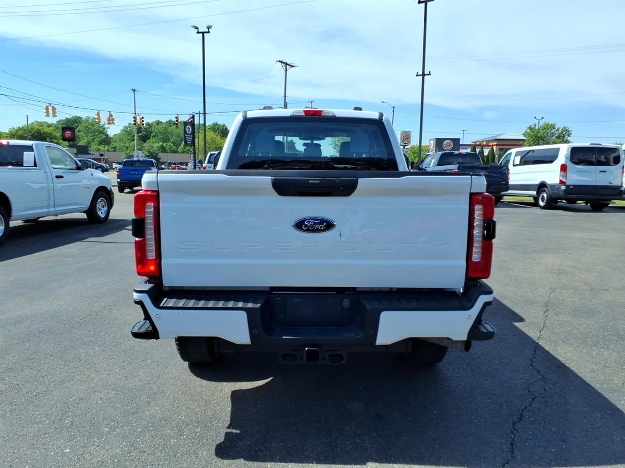 Ford Super Duty F-250 SRW XL 4WD Crew Cab 6.75' Box 2023