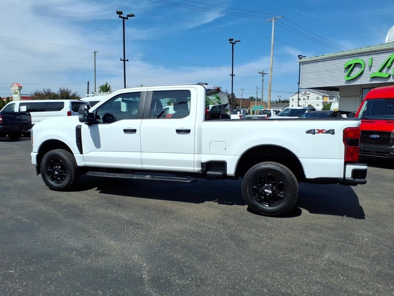 Ford Super Duty F-250 SRW XL 4WD Crew Cab 6.75' Box 2023