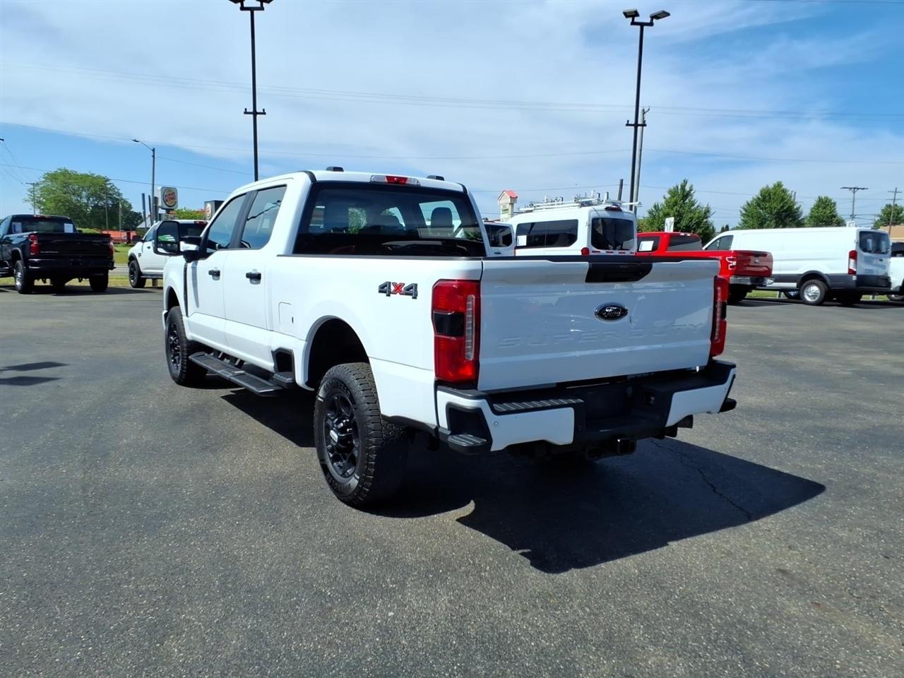 Ford Super Duty F-250 SRW XL 4WD Crew Cab 6.75' Box 2023