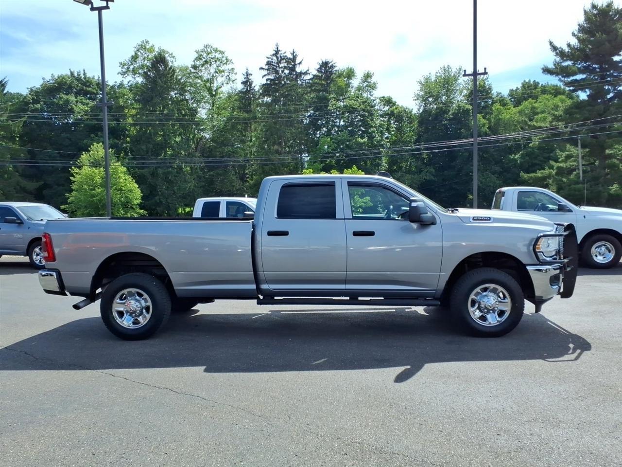 RAM 2500 Tradesman 4x4 Crew Cab 8' Box 2023