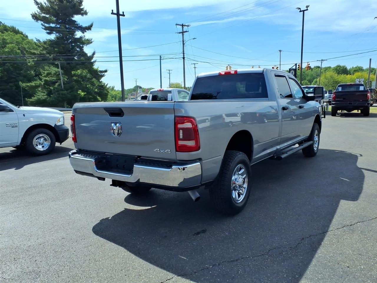 RAM 2500 Tradesman 4x4 Crew Cab 8' Box 2023
