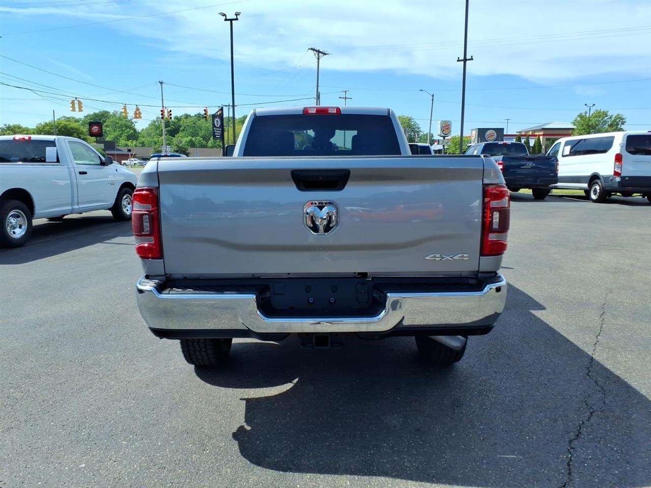 RAM 2500 Tradesman 4x4 Crew Cab 8' Box 2023