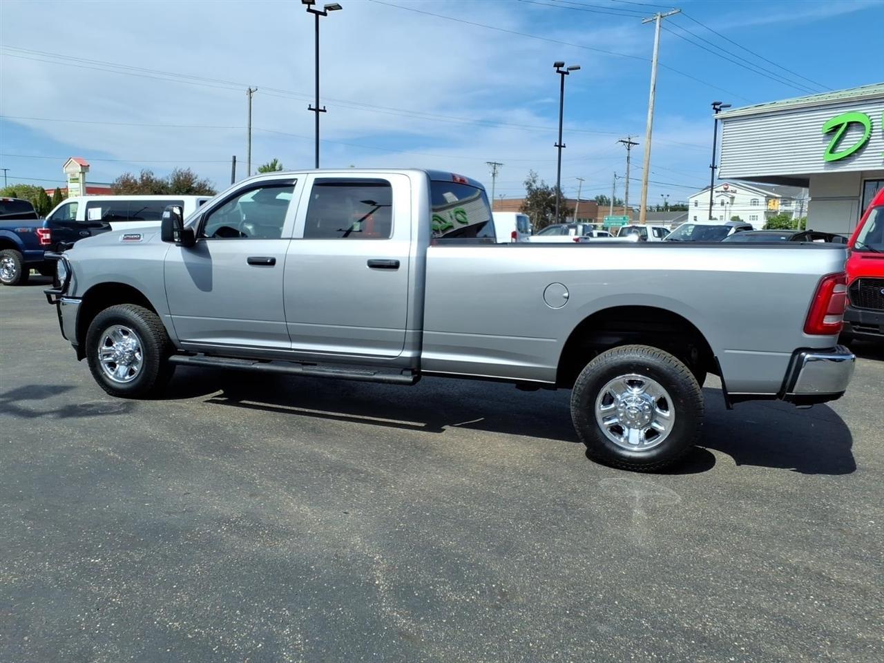 RAM 2500 Tradesman 4x4 Crew Cab 8' Box 2023