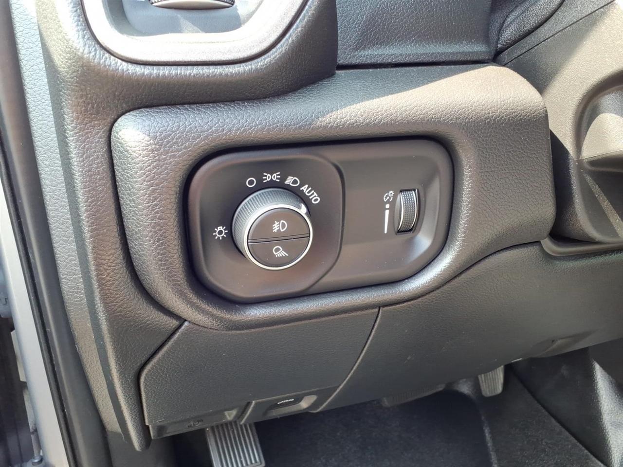 RAM 2500 Tradesman 4x4 Crew Cab 8' Box 2023
