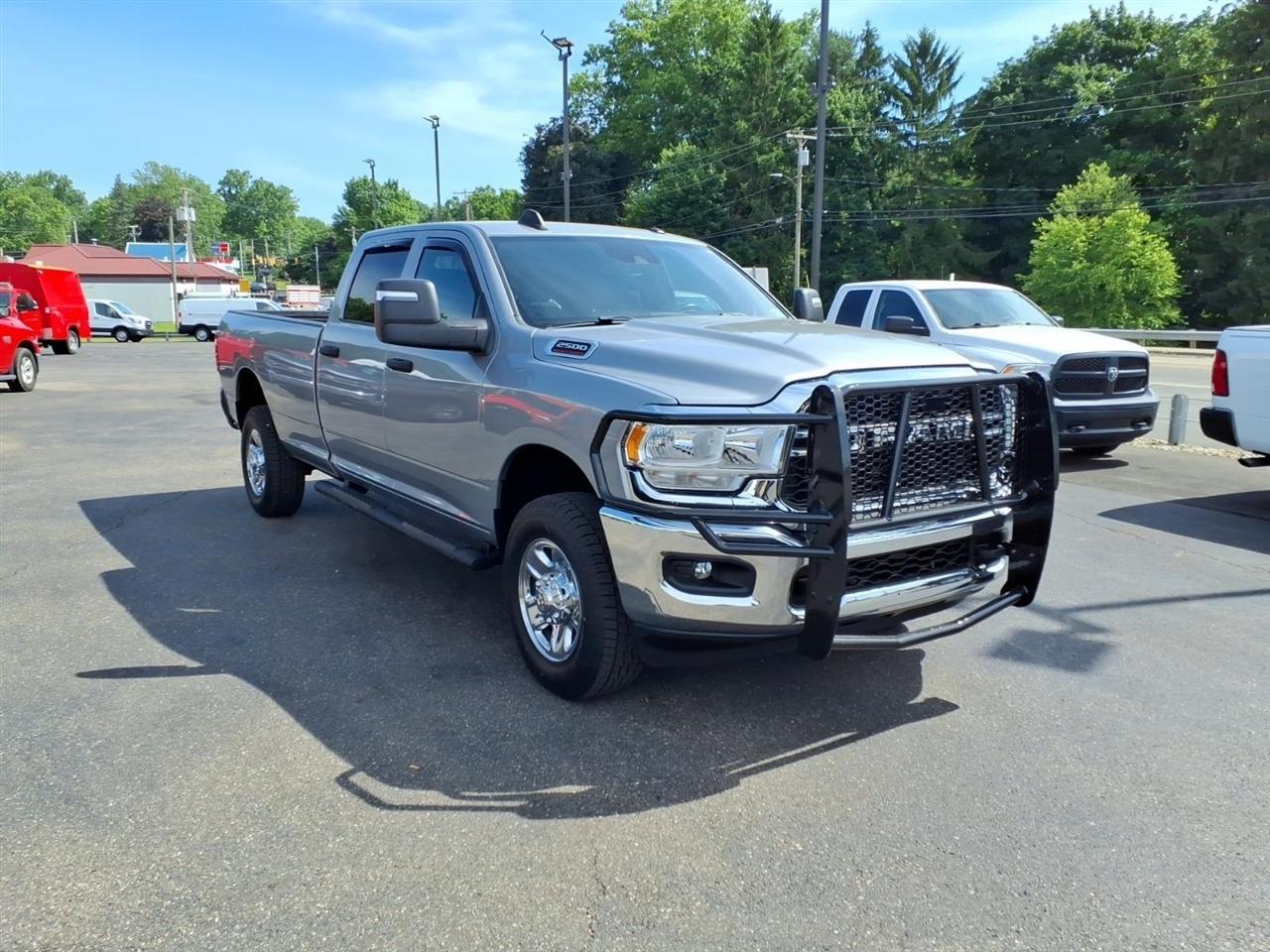 RAM 2500 Tradesman 4x4 Crew Cab 8' Box 2023