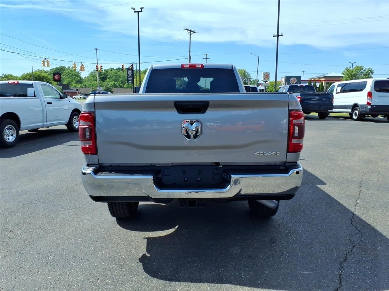 RAM 2500 Tradesman 4x4 Crew Cab 8' Box 2023