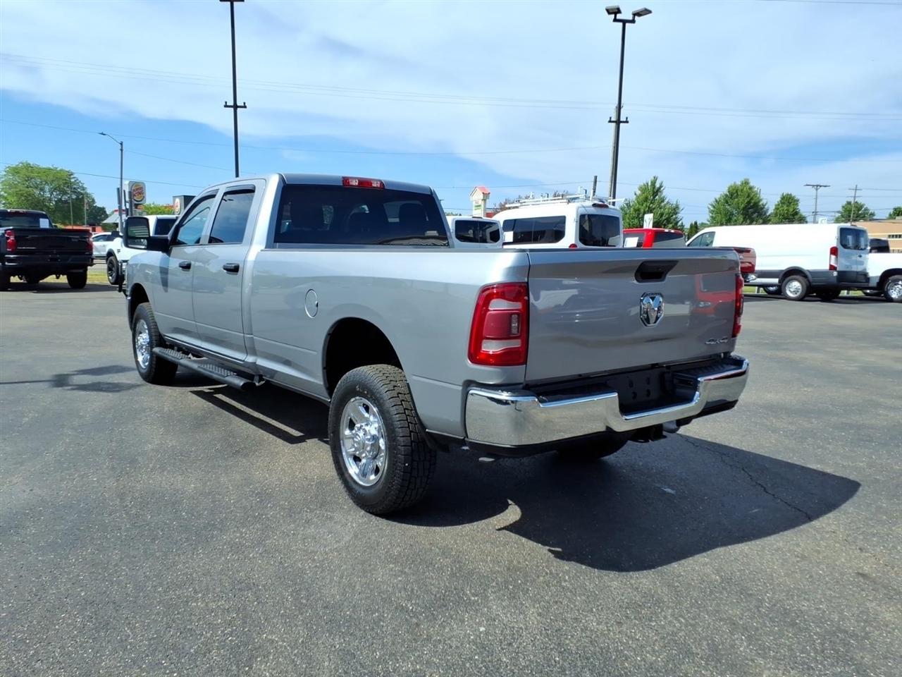 RAM 2500 Tradesman 4x4 Crew Cab 8' Box 2023