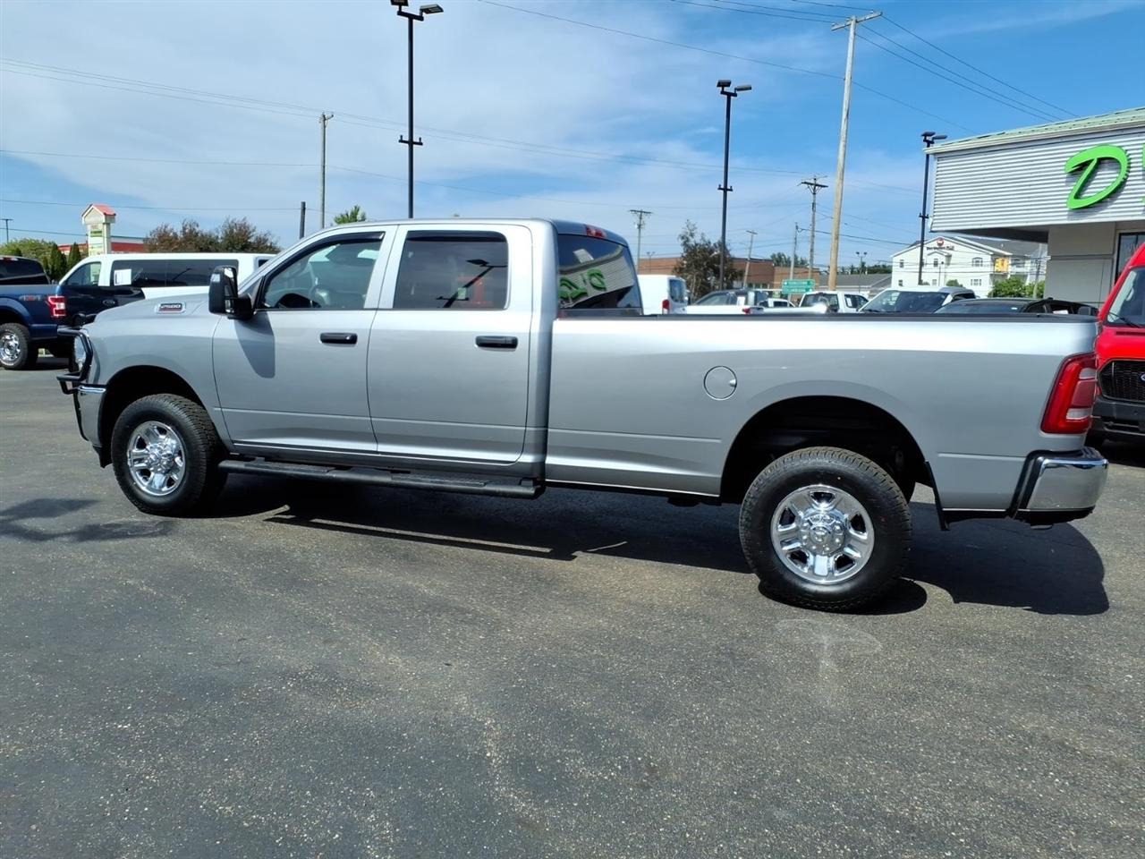 RAM 2500 Tradesman 4x4 Crew Cab 8' Box 2023