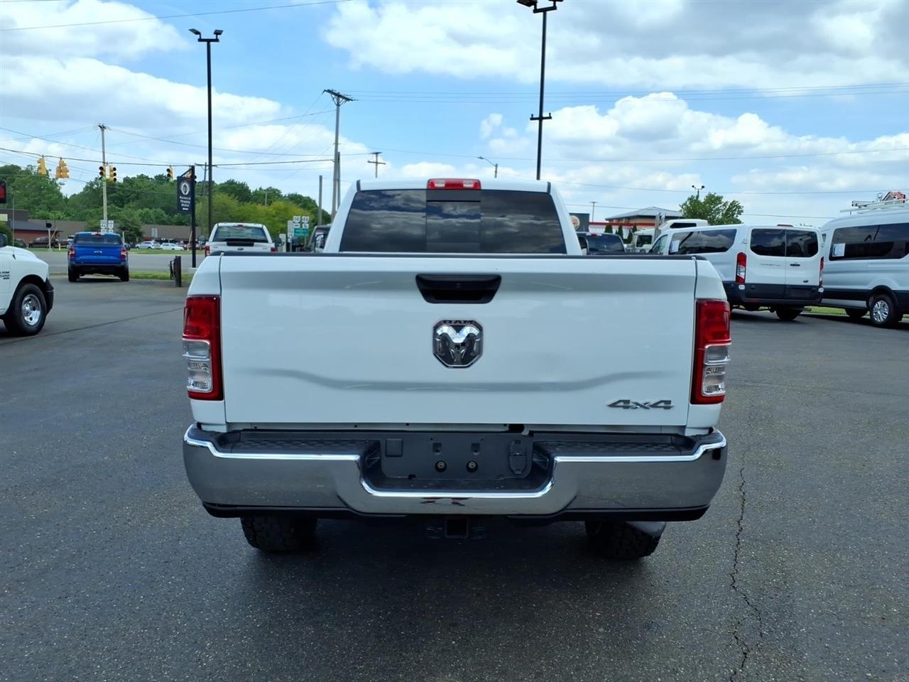 RAM 2500 Tradesman 4x4 Crew Cab 8' Box 2022