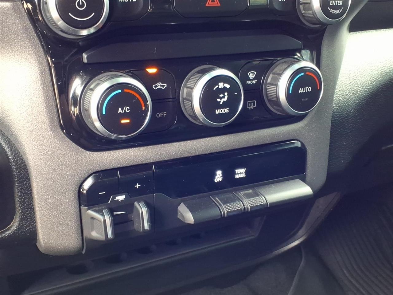 RAM 2500 Tradesman 4x4 Crew Cab 8' Box 2022