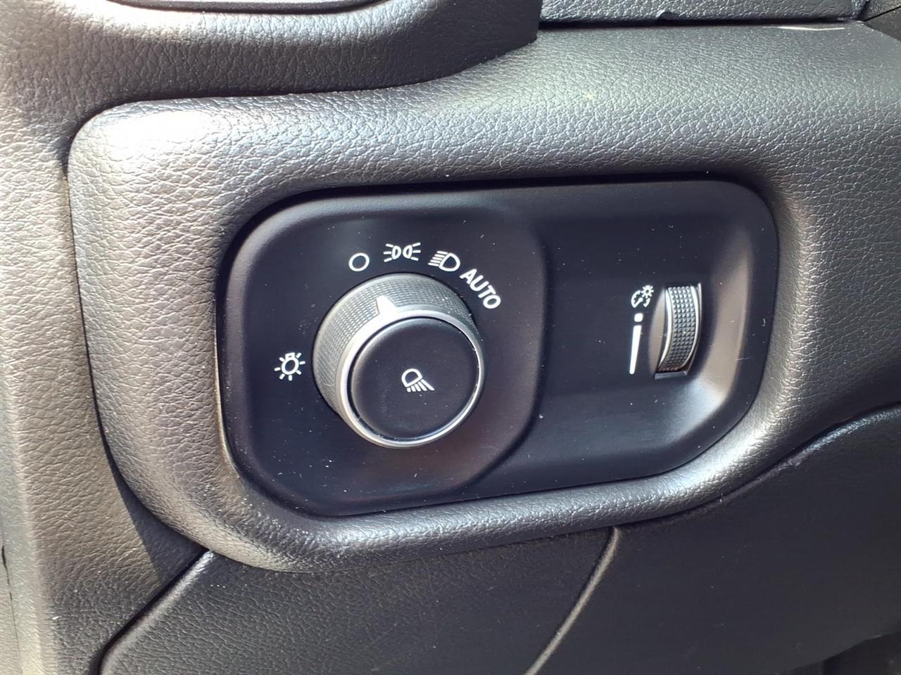 RAM 2500 Tradesman 4x4 Crew Cab 8' Box 2022