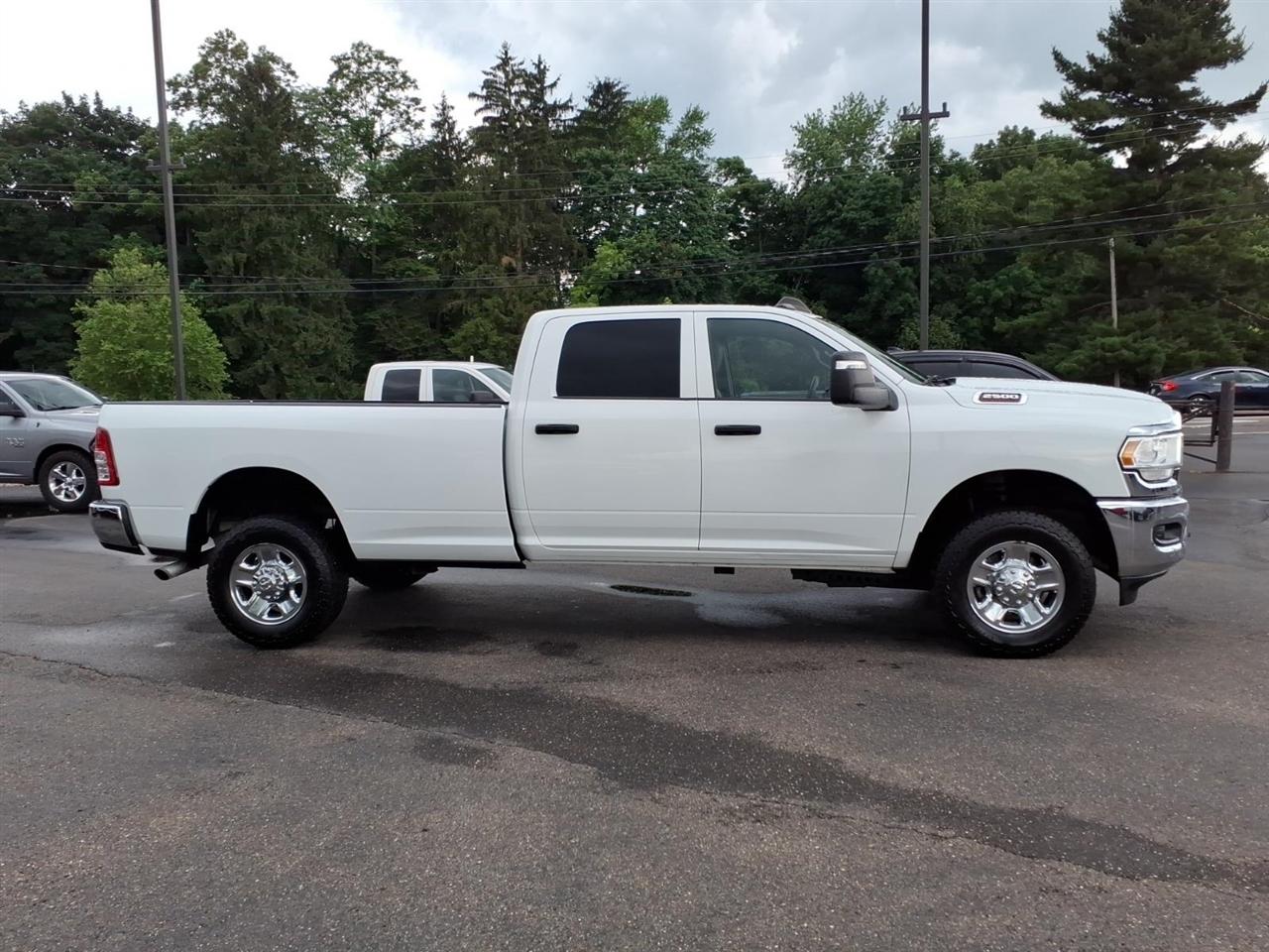 RAM 2500 Tradesman 4x4 Crew Cab 8' Box 2024